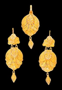 Gold Pendant Set